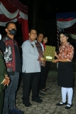 BUPATI SAMOSIR BANGGA DENGAN PASKIBRA, SERAHKAN PIAGAM PENGHARGAAN DAN UANG PEMBINAAN