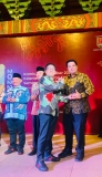 Bupati Samosir Vandiko Gultom meraih penghargaan Kepala Daerah Inovatif 2022 diserahkan langsung Menteri Desa PDTT