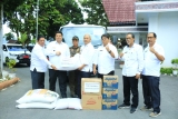 PEDULI GEMPA TAPUT, BUPATI SAMOSIR SERAHKAN BANTUAN