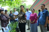 Bupati Samosir Serahkan Bantuan Pertanian Berupa Bibit dan Pupuk.