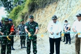 PENUTUPAN TMMD KE-115 DI SAMOSIR, DANREM 023/KS BERSAMA BUPATI SAMOSIR GUNTING PITA PEMBUKAAN JALAN BARU