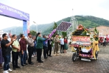 MERIAHKAN NATAL, BUPATI SAMOSIR BERANGKATKAN KARNAVAL BECAK GAREJA BOLON HKBP PANGURURAN