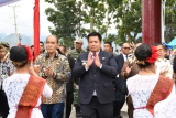 HADIRI PERAYAAN NATAL OIKOUMENE, BUPATI SAMOSIR SERAHKAN BANTUAN PENDIDIKAN