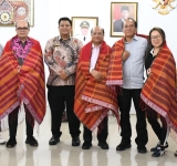 SOSIALISASIKAN PENGELOLAAN KEUANGAN DAERAH, BUPATI SAMOSIR JAMU DIRJEN BINA KEUDA KEMENDAGRI