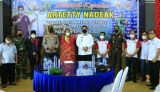 Bupati Samosir Berikan Penghargaan Kepada Artetty Nadeak Peraih Medali Perak Atlet Pencak Silat PON XX Papua