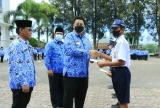 PEMENANG LOMBA MENULIS SURAT UNTUK KAPOLRI, CARLO BENITO SINURAT TERIMA PENGHARGAAN BUPATI SAMOSIR
