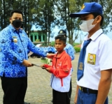 BUPATI SAMOSIR SERAHKAN PENGHARGAAN ATLIT BERPRESTASI KORMI SAMOSIR