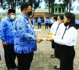PIMPIN HARI KESADARAN NASIONAL BUPATI SAMOSIR SERAHKAN SK P3K